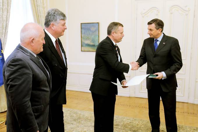 Predsednik Pahor prejel posebno spominsko medaljo Obmonega zdruenja veteranov vojne za Slovenijo "Veteran" Nova Gorica